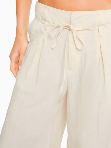 Bershka Wide Leg Bundfaltenhose in Beige