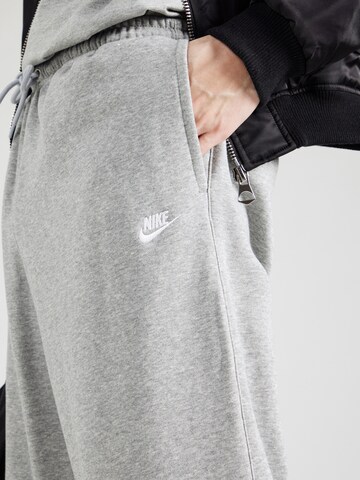 Nike Sportswear Loosefit Housut 'CLUB' värissä harmaa