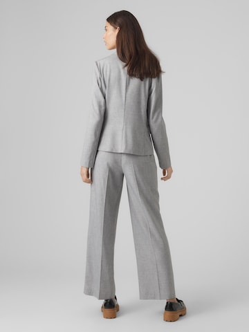 Loosefit Pantalon à pince 'YOLANDA' VERO MODA en gris