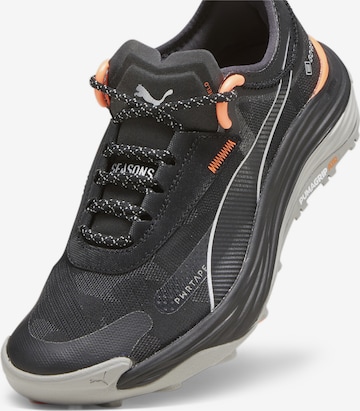 Chaussure de course 'Voyage ' PUMA en gris : devant