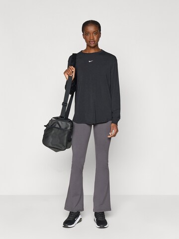 NIKE Toiminnallinen paita 'ONE' värissä musta