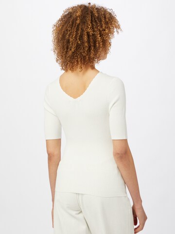 Pull-over 'AYELET' NÜMPH en blanc