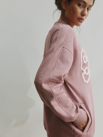 self. Sweatshirt in Pink