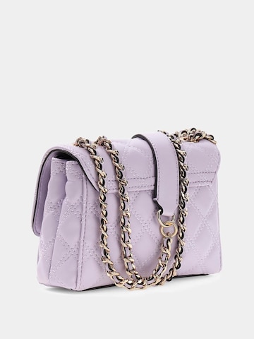 GUESS Umhängetasche 'Giully' in Lila