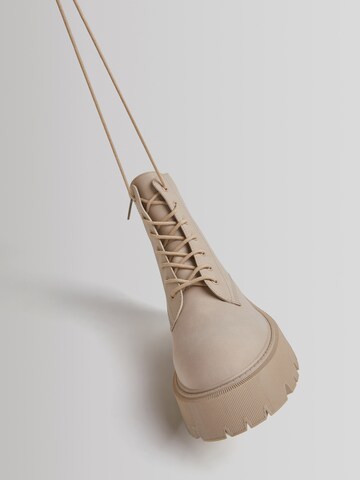 Stivaletto stringato di Bershka in beige