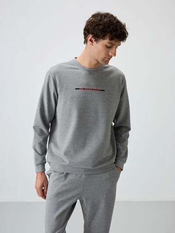 Tommy Life Sweat suit in Grey