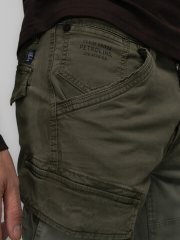 Petrol Industries Tapered Hose 'Kasilof' in Grün