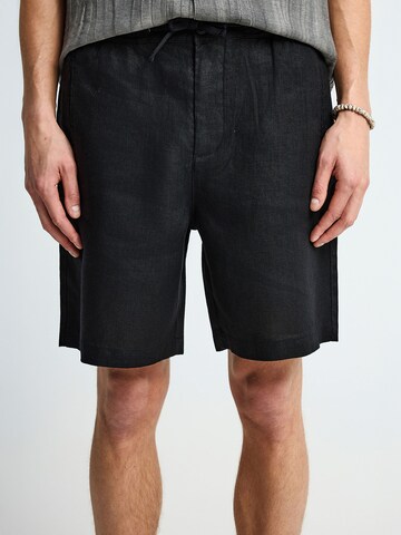 Regular Pantalon chino Funky Buddha en noir : devant