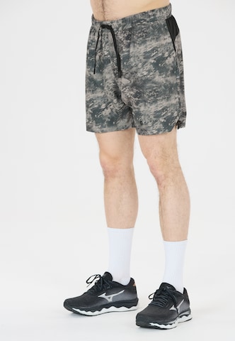 Virtus Tapered Shorts 'Deaglan' in Grün: Vorderseite