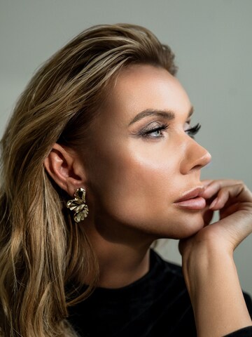 CLASSYANDFABULOUS Jewelry Earrings 'Sculptural Flow' in Gold