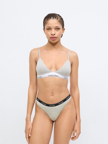 Tanga de la Calvin Klein Underwear pe bej: față