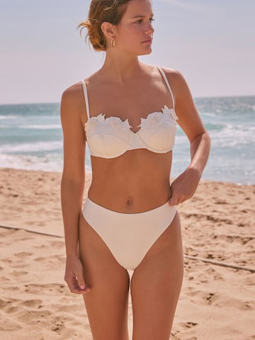 Next Bikinihousut värissä beige