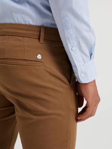 WE Fashion - Slimfit Calças chino em castanho