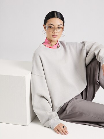 WEEKDAY Sweatshirt in Grau