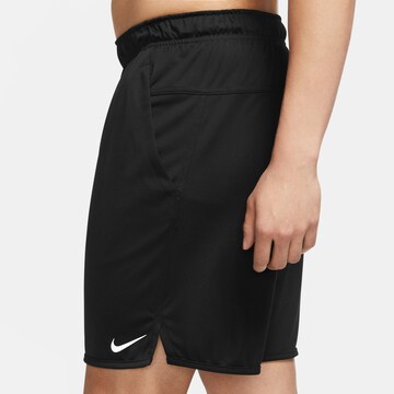 NIKE Regular Sportshorts in Schwarz