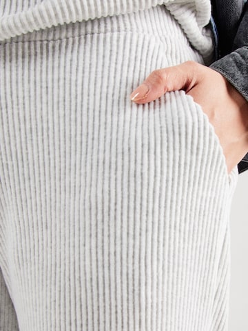 Abercrombie & Fitch Tapered Trousers in Grey