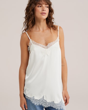 Top de la WE Fashion pe alb: față