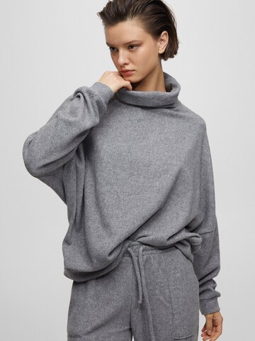 Pulover de la Pull&Bear pe gri: față
