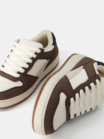 Bershka Sneaker in Braun