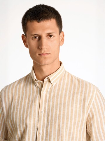 Coupe regular Chemise Lindbergh en beige