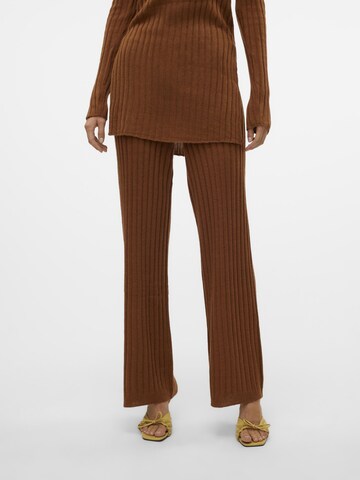 évasé Pantalon SOMETHINGNEW en marron : devant