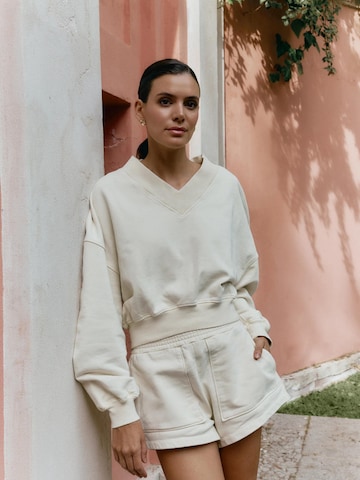 Akala Studio - Traje para estar en casa 'Butter cream Shorts' en blanco