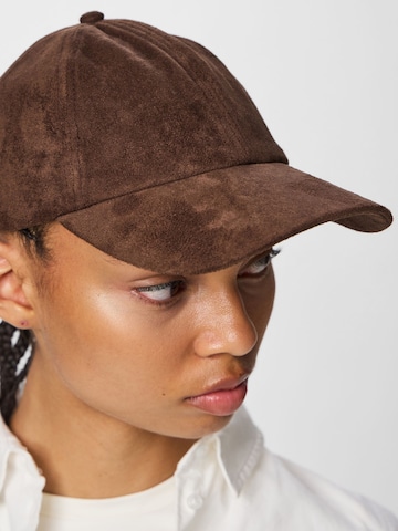 PIECES Cap in Braun