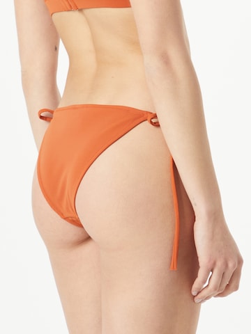 Pantaloncini per bikini 'Jolina' di A LOT LESS in arancione
