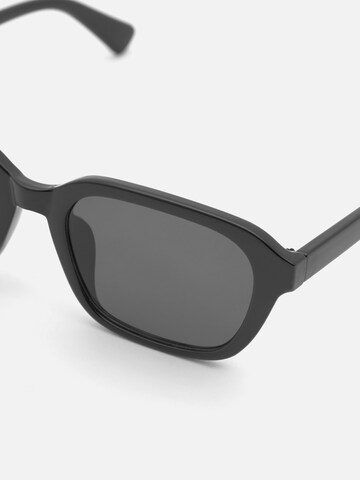 Pull&Bear Sonnenbrille in Schwarz