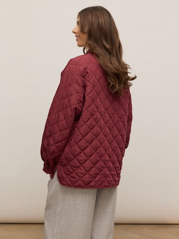 noar studios Overgangsjakke 'QUILTED JACKET' i rød