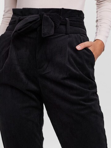 VERO MODA Zúžený Kalhoty se sklady v pase 'Eva' – černá