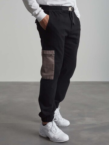 Regular Pantalon 'Sean' ABOUT YOU x Benny Cristo en noir