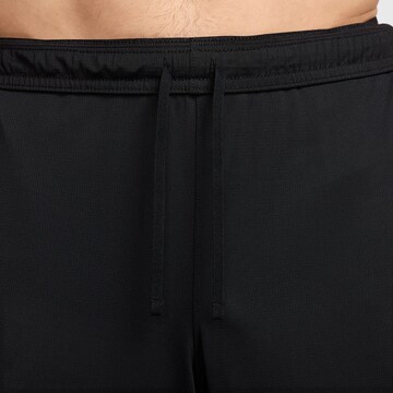 NIKE Tapered Sporthose in Schwarz