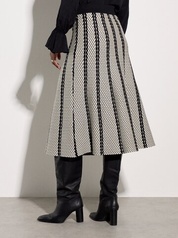 Apricot Abstract Stripe Knitted A-Line Midi Skirt ' ' in Schwarz