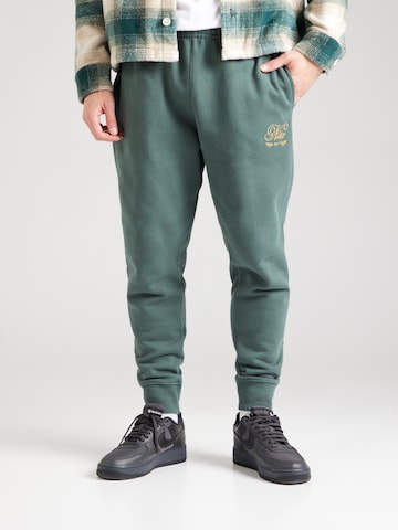 Effilé Pantalon 'CLUB' Nike Sportswear en vert : devant