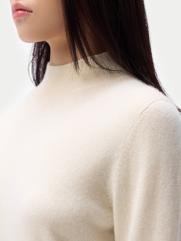 GOBI Cashmere Tröja 'Women's Essential Cashmere Mock Neck Sweater' i vit