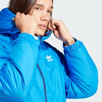ADIDAS ORIGINALSPrijelazna jakna 'Adicolor' - plava boja