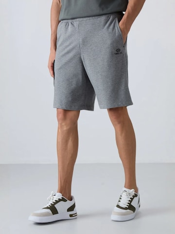 Tommy Life - Perna larga Calças cargo em cinzento: frente