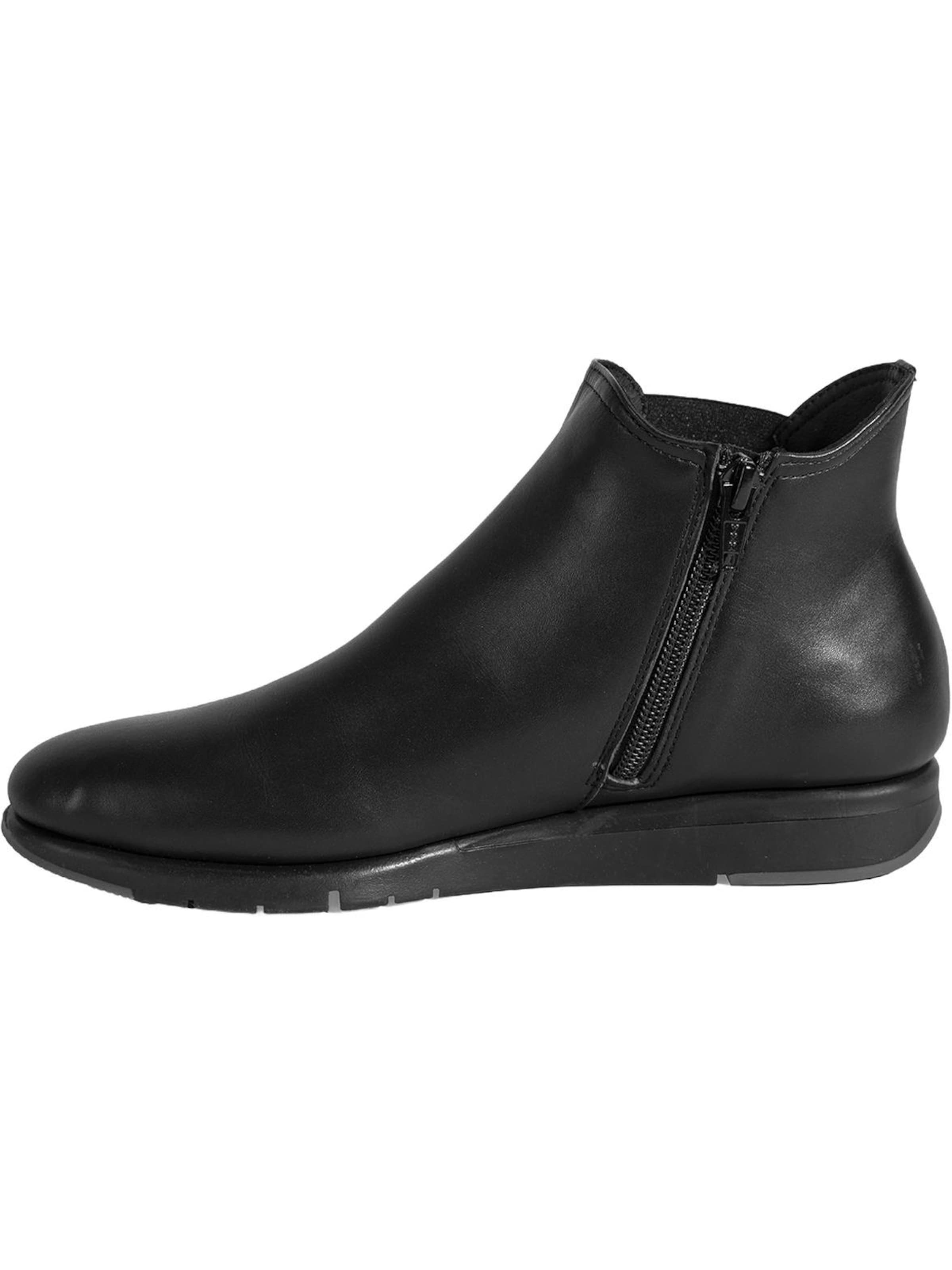 Desa Boots in Black