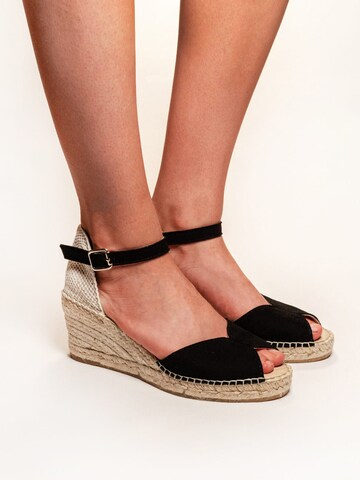 Alhamas Strap sandal 'Alpargata Cuña 7 cm' in Black: front