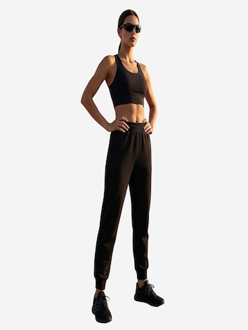 Pantalon de sport 'Jogginghose' Tommy Life en noir : devant