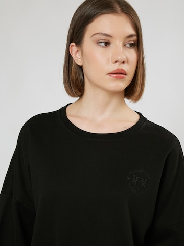 Influencer Sweatshirt in Black