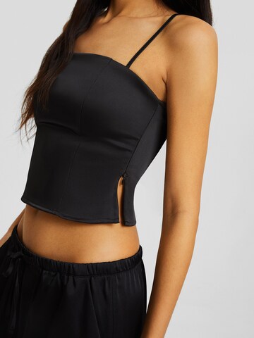 Top de la Bershka pe negru