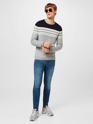 ABOUT YOU Пуловер 'Dario' в сиво