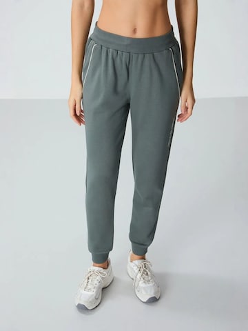 Tapered Pantaloni sportivi 'Jogginghose' di Tommy Life in grigio