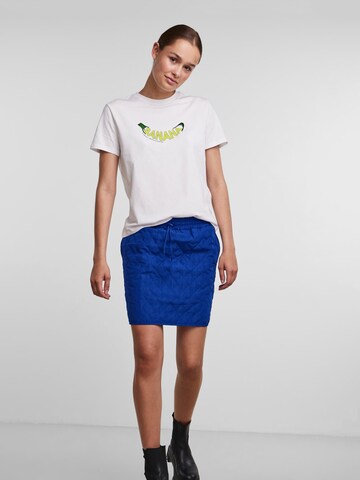 PIECES T-shirt 'Apple' i vit
