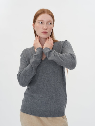 GOBI Cashmere Trui 'Women's Essential Cashmere V-Neck Sweater' in Grijs