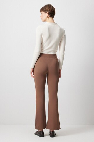 Touche Prive Regular Trousers in Brown