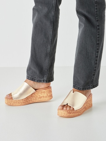 Tamaris Mule in Gold: front