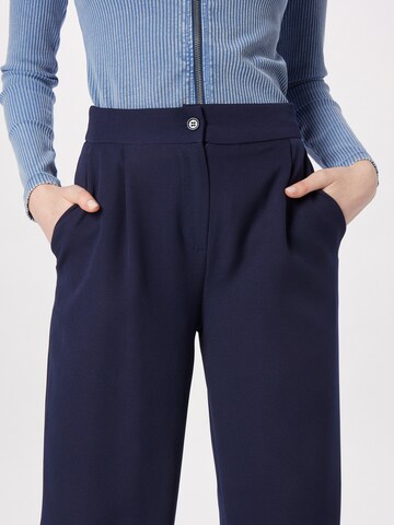 regular Pantaloni con pieghe di Trendyol in blu